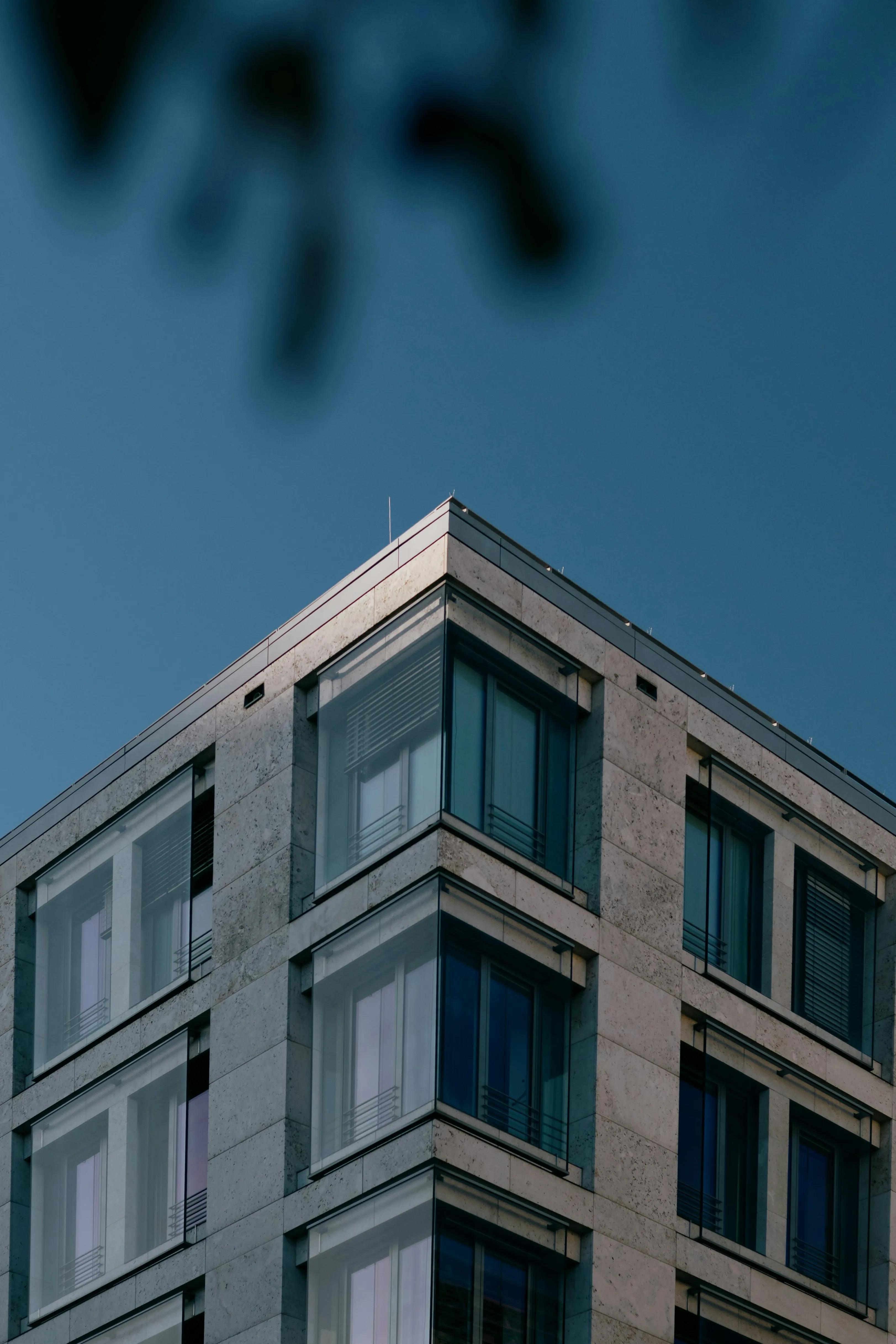 How to Reposition Vacant Office SpaceLarge commercial office building in New York highlighting rising vacancy and asset repositioning opportunities